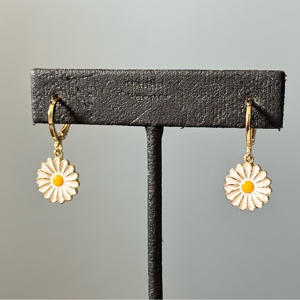 Daisy Huggie Hoop Earrings Cottagecore Romantic Sweet Dainty Minimalist